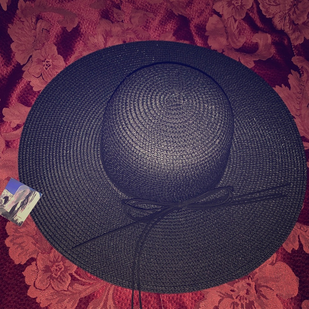 Black floppy hat 👒🖤